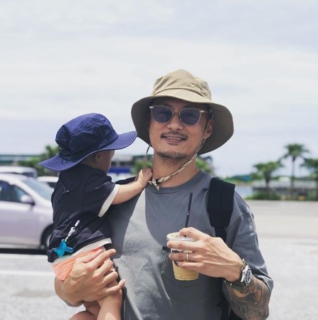 余文樂有2個小孩,養兒育女使他對生命體悟更多,圖為他抱著兒子Cody。(翻攝自余文樂IG)