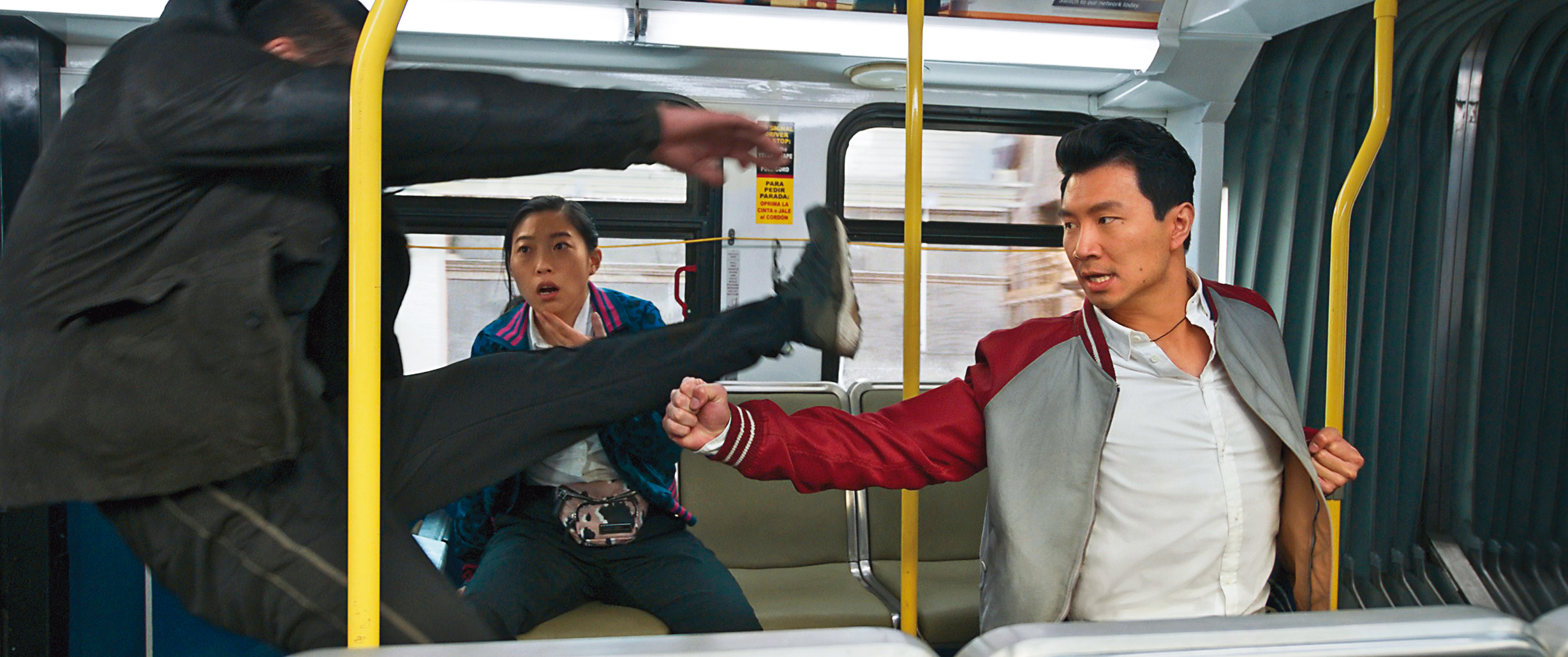 《尚氣與十環傳奇》的武打華麗流暢，公車互搏令人目不暇給，劉思慕展現令人驚豔的身手。（迪士尼提供）