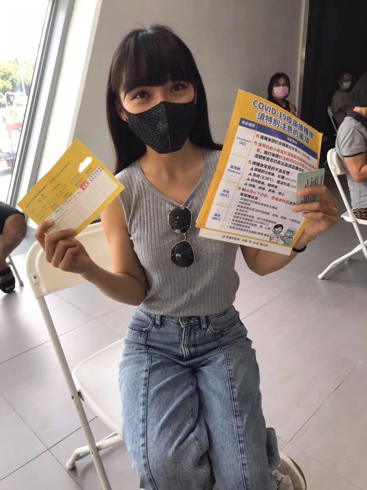 黃捷23日完成國產高端疫苗接種,也在臉書報平安稱自己身體狀況一切良好。(翻攝自黃捷臉書)