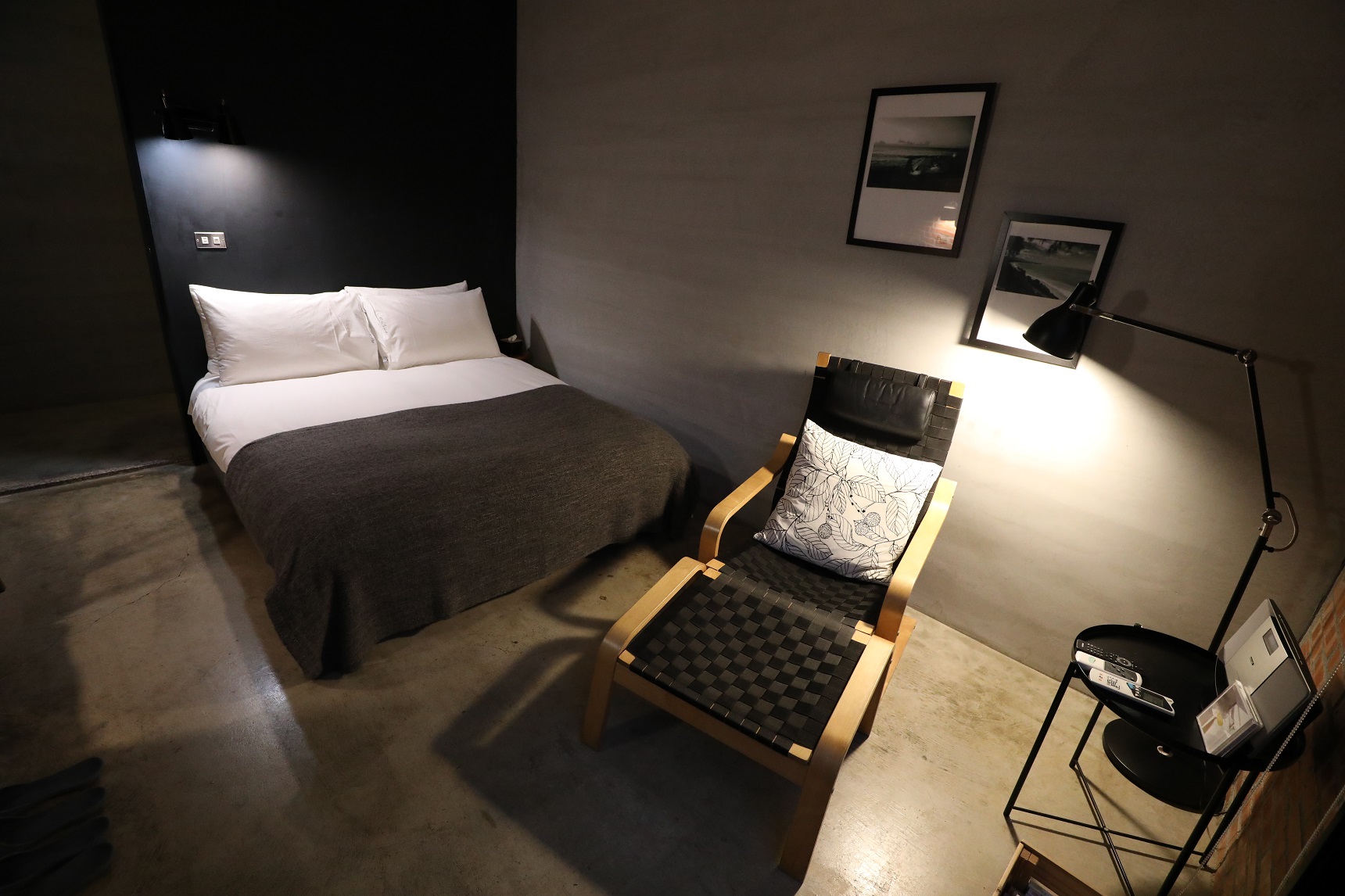 「打個蛋海旅」客房以簡單灰黑白色調打造。