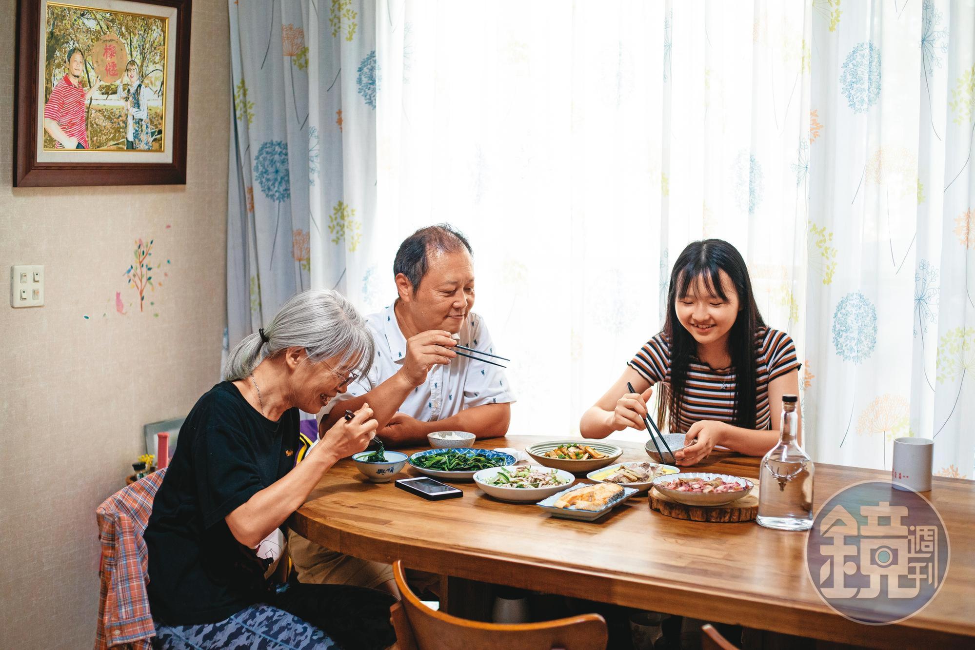 萬美麗(左)在外奔波,老公嚴文龍(中)扛起煮飯打理家務之責,小女兒嚴卉聿(右)從小就習慣媽媽會半夜出門接生。