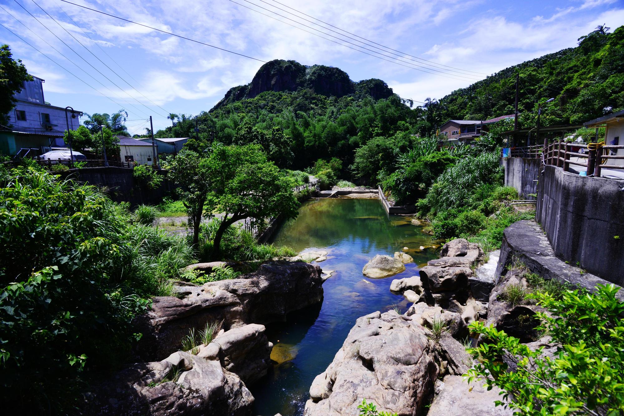 石獅山盤據於七堵瑪陵坑,站在瑪陵橋上,正好遠眺石獅山景。