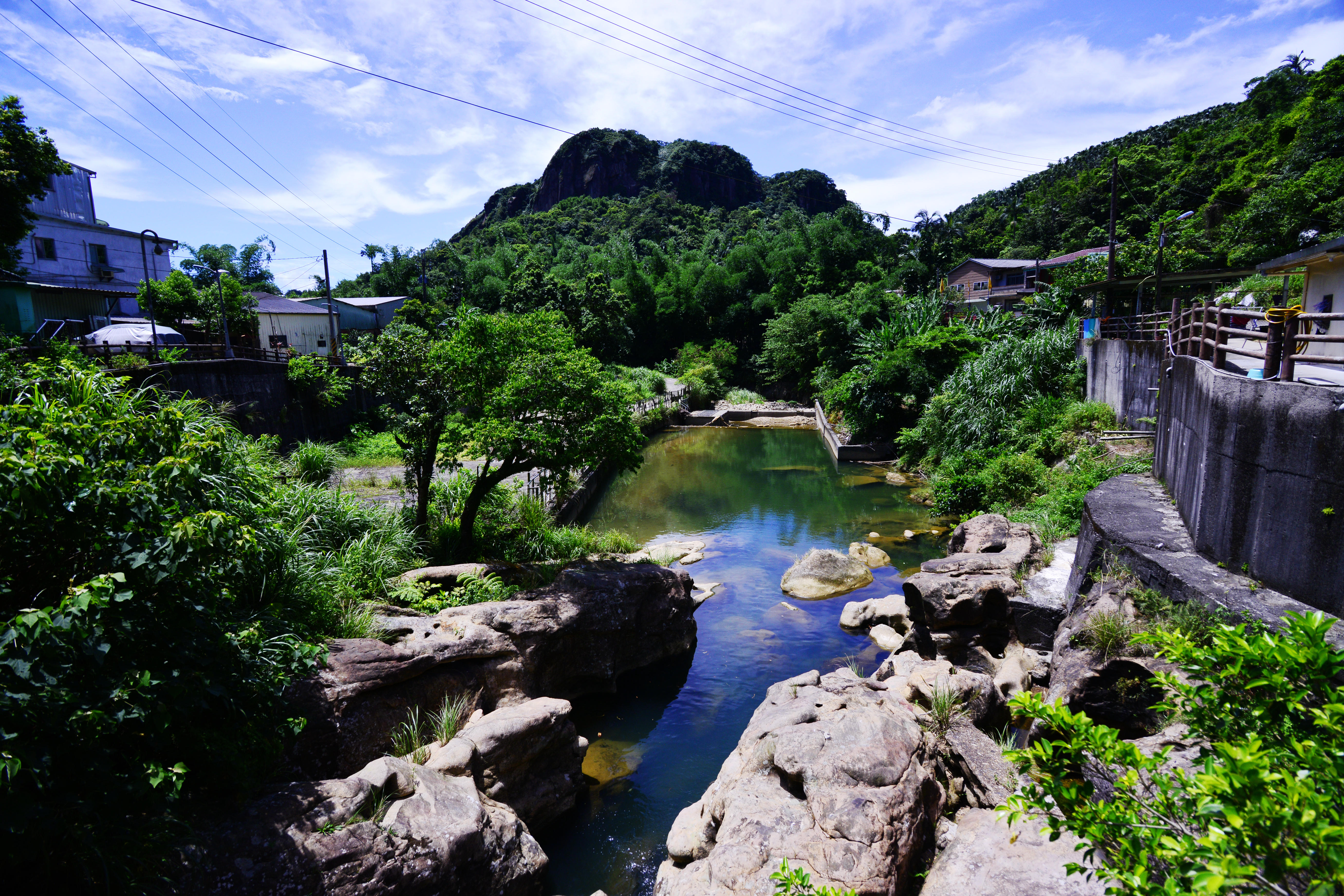 石獅山盤據於七堵瑪陵坑，站在瑪陵橋上，正好遠眺石獅山景。