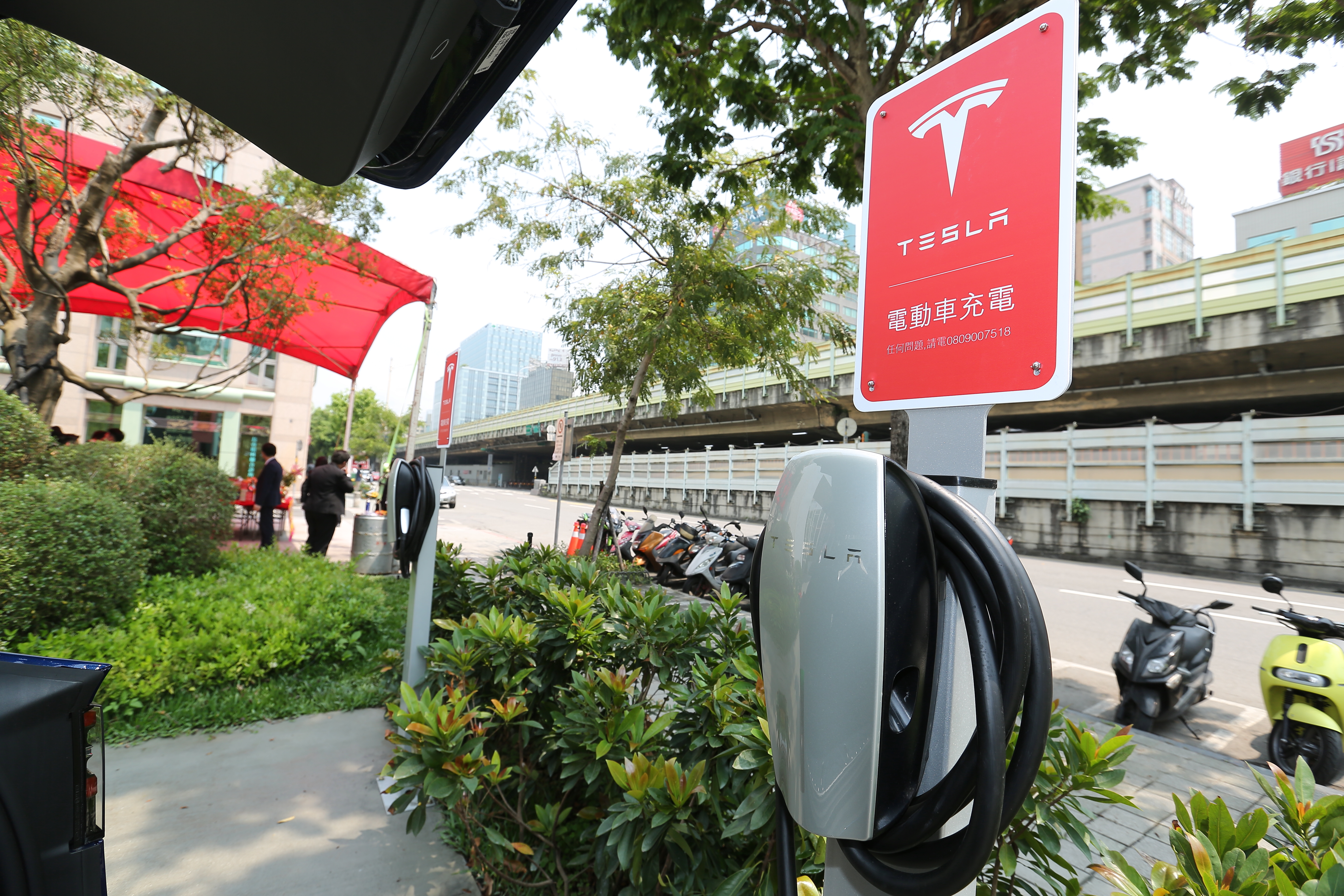 特斯拉如今在全球布建的快充站已達2.5萬個,其中台廠和碩、台達電都已打入該供應鏈中。