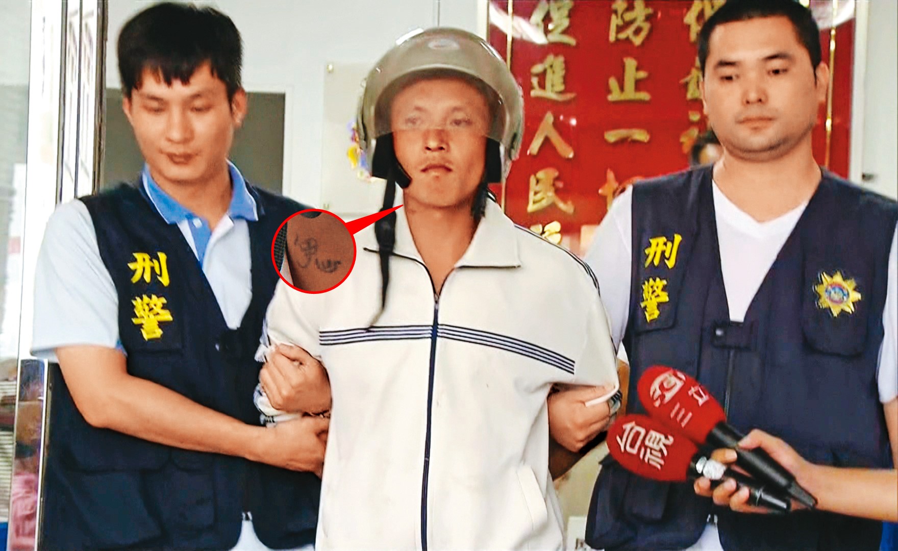 綽號「冥王」的主謀林男(中)個性凶狠,脖子上還刺有「鬼」字。(東森新聞提供)