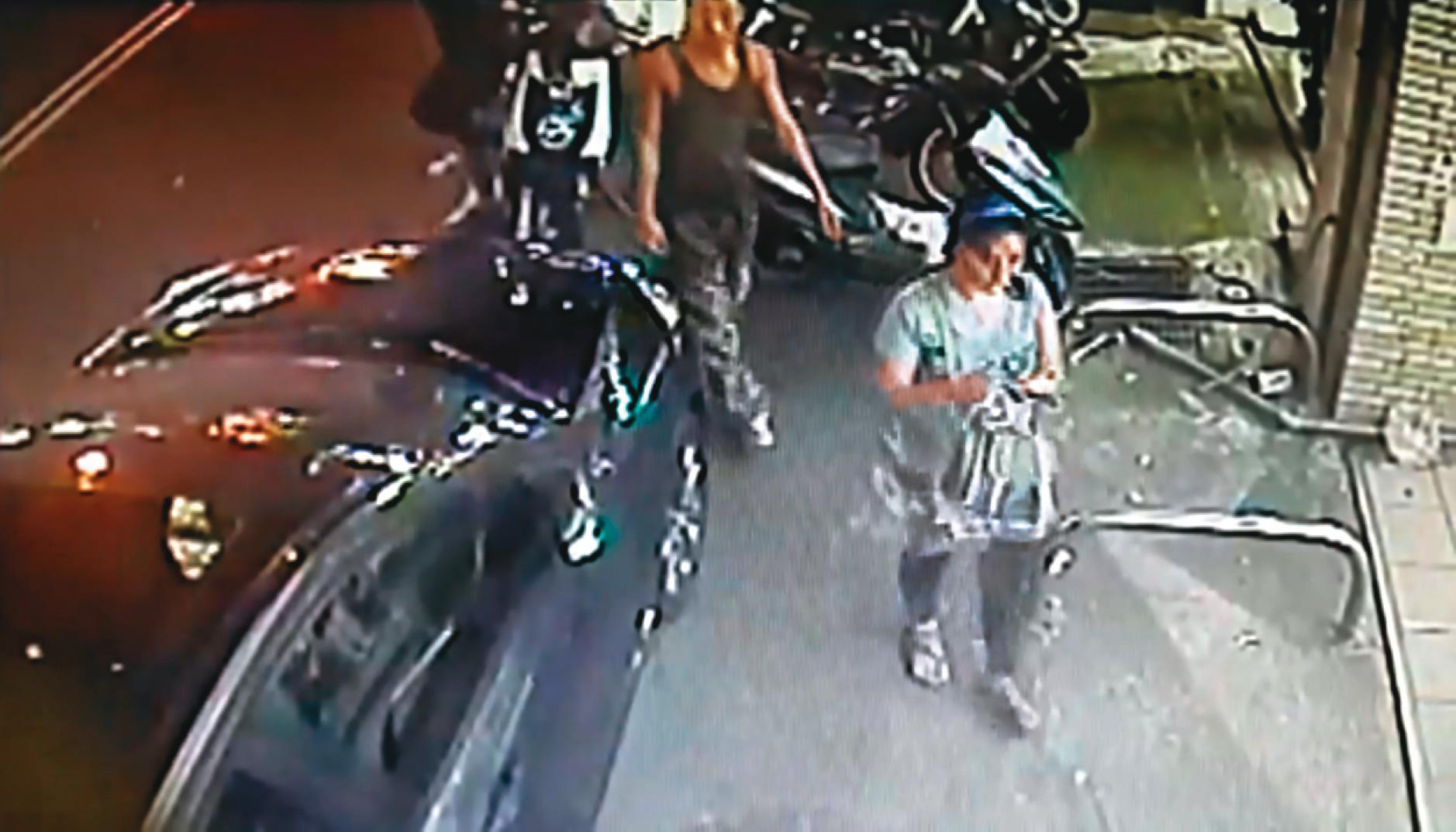 林男等人痛毆、性侵C女後,還到附近卡拉OK店唱歌,被監視器拍下。(翻攝畫面)