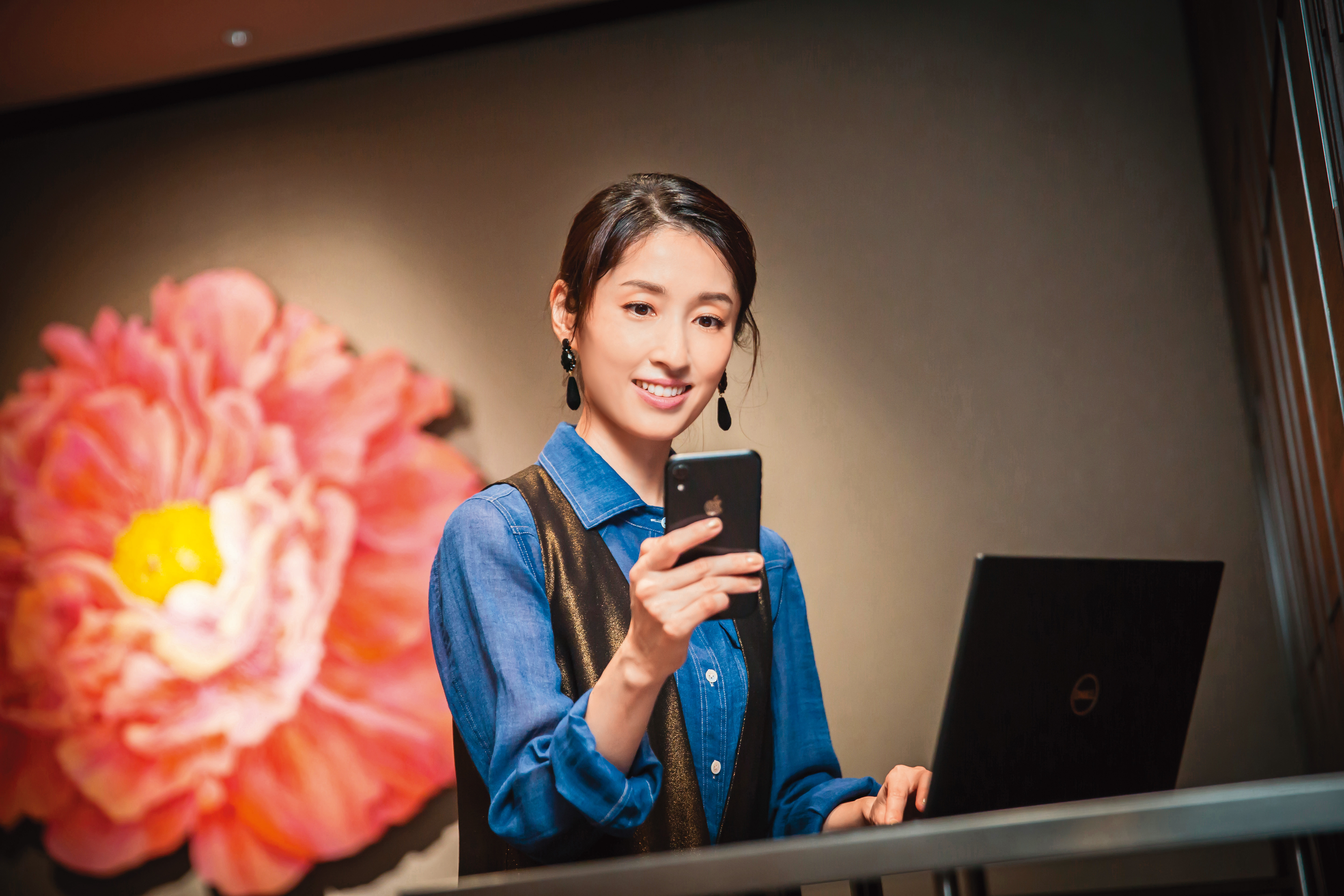 已備好頭期款的田中千繪，現在常利用手機與筆電上日本房屋仲介網站搜尋物件。