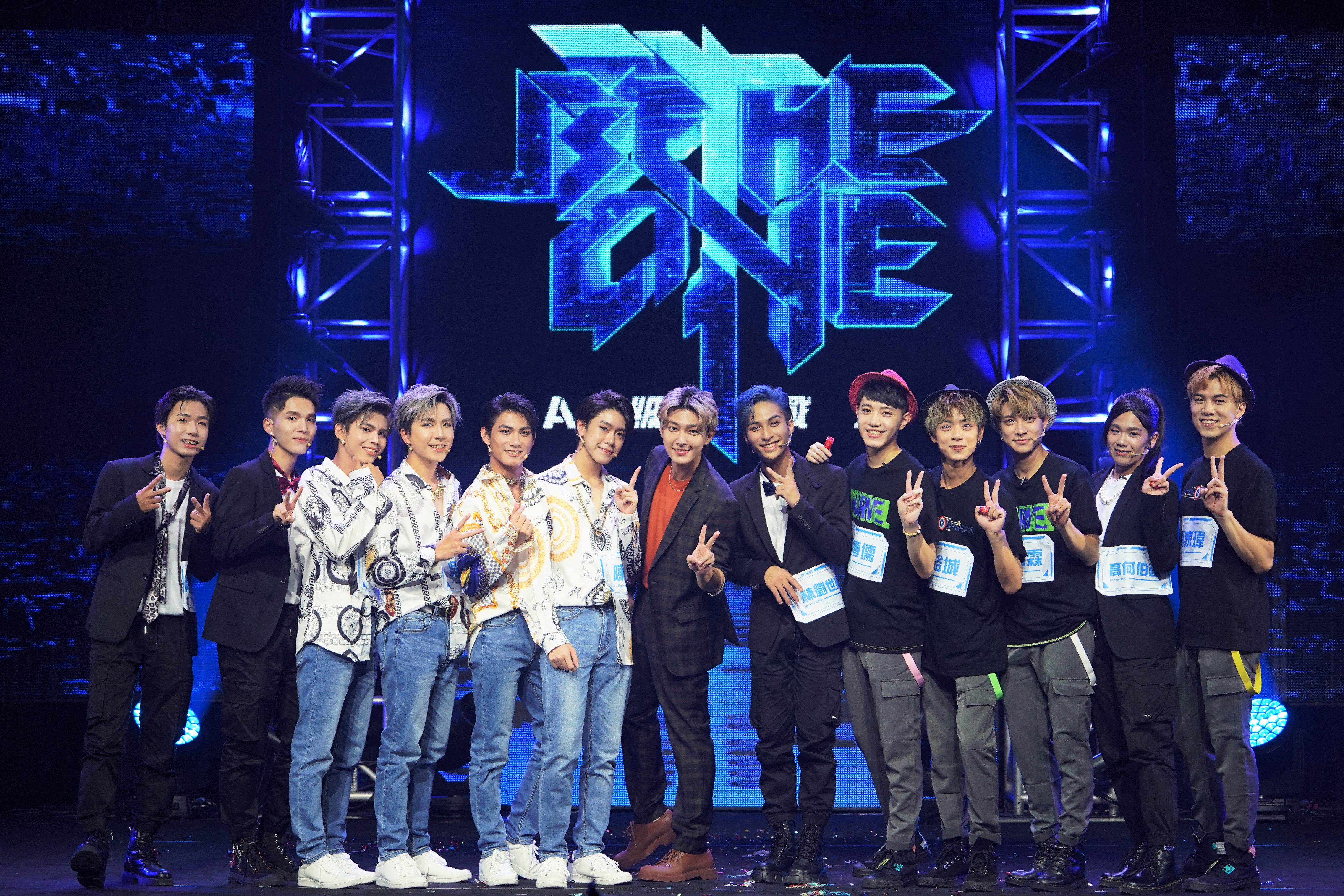炎亞綸（中）首度入圍金鐘！在錄製《Be the ONE：A級戰場》中收驚喜慶祝。（圖：火星多媒體有限公司提供）