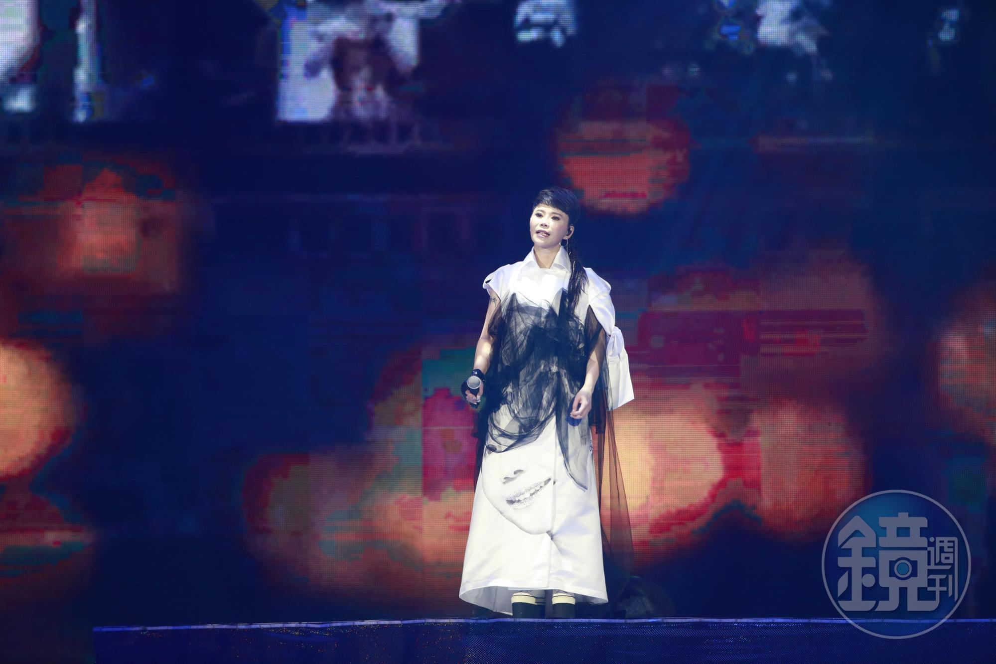 詹雅雯去年舉辦30週年巡迴演唱會，在舞台上換了多套服裝，其中一套禮服上，大大印著她的笑臉。