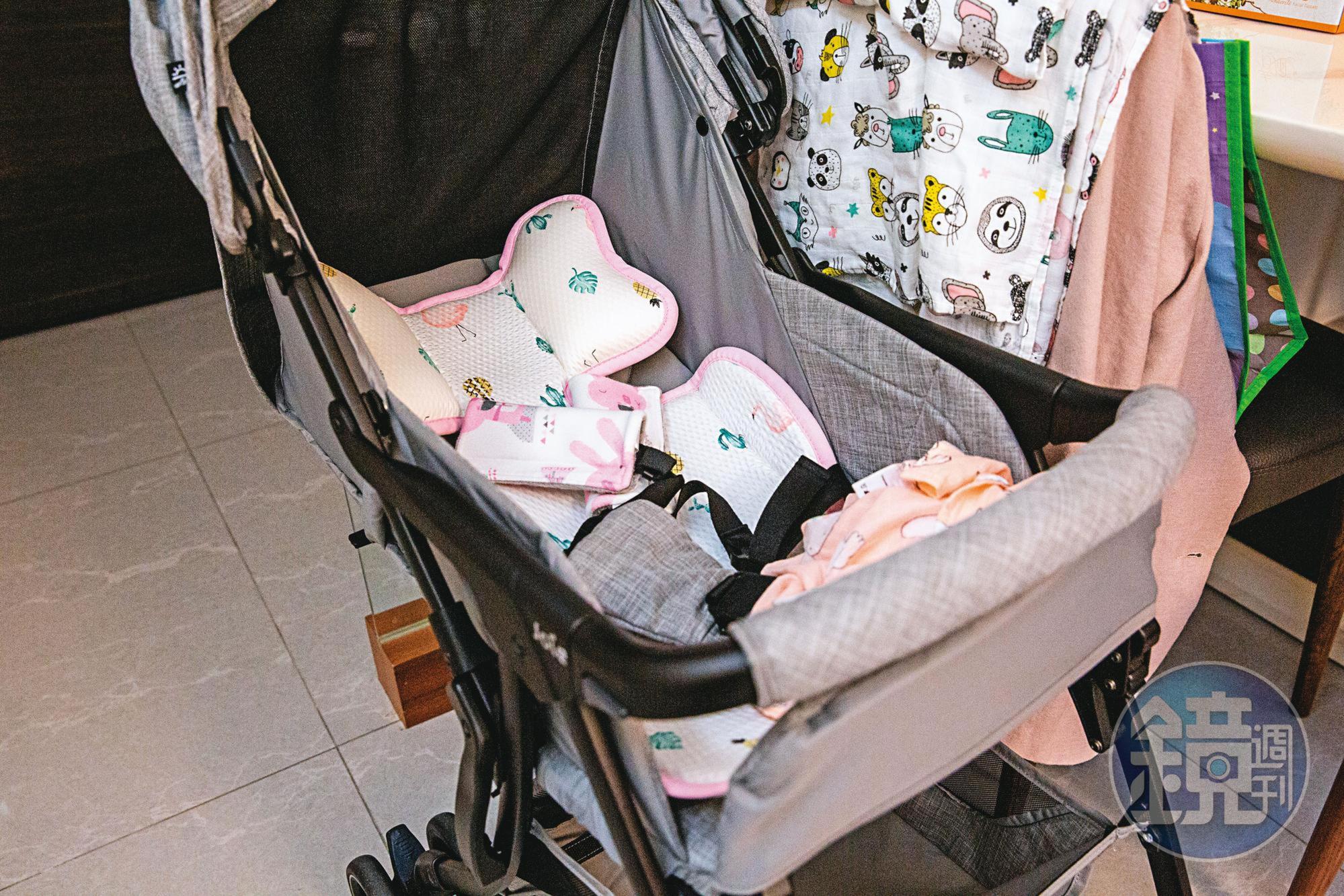 A小姐2個多月前才生下女兒,受訪時嬰兒車還在身邊。