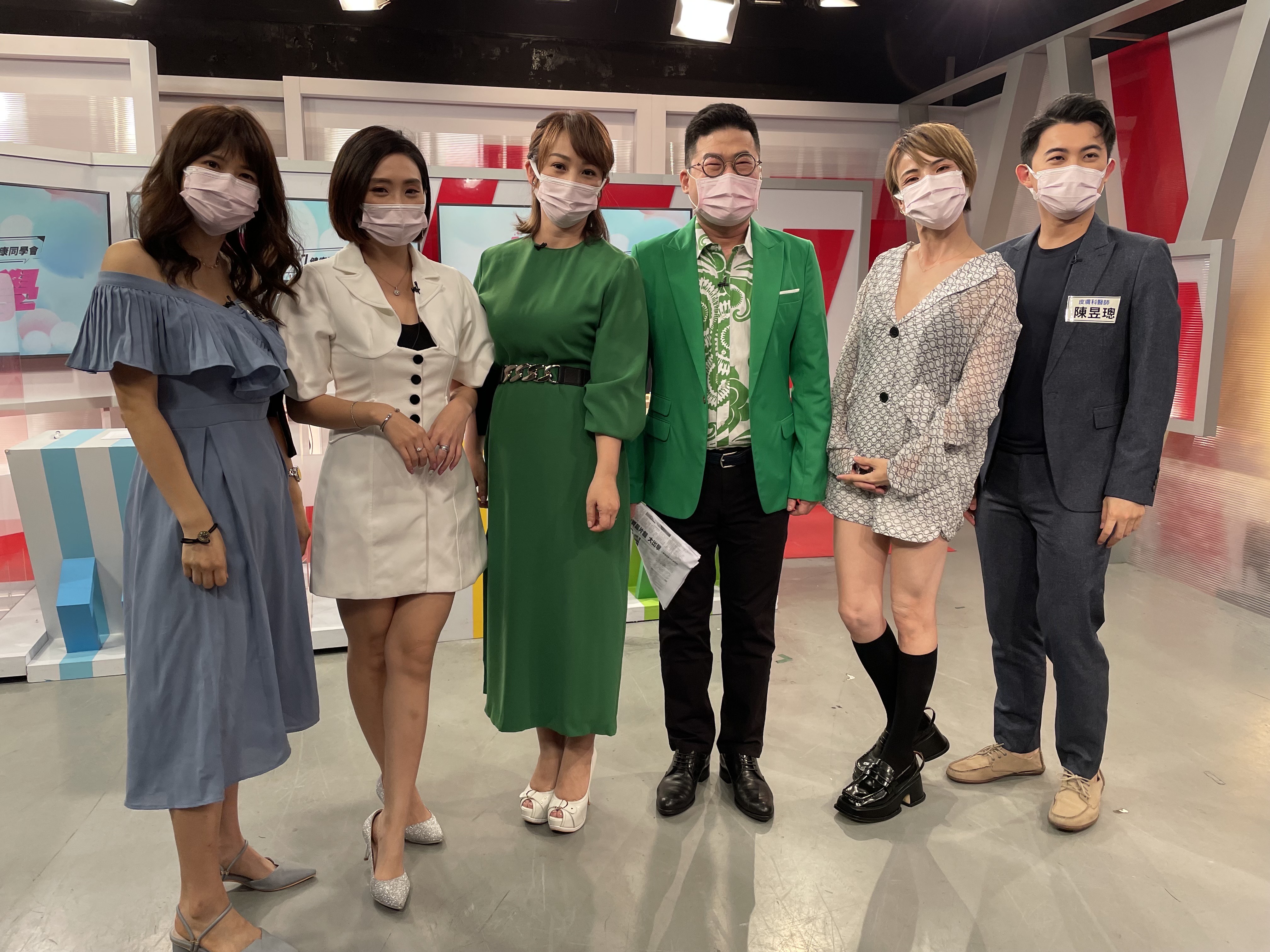 徐小可、陳真、皮膚科醫師、營養師張佩蓉等人討論居家保養妙招。（完美國際提供）