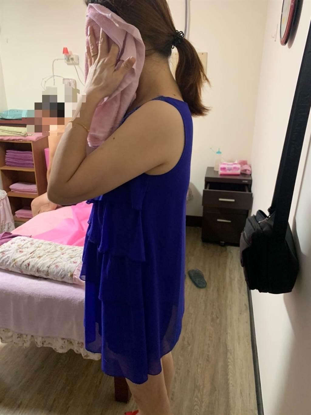 李女雖年紀稍長，但身材火辣，吸引張男頻頻回鍋消費。（翻攝畫面）
