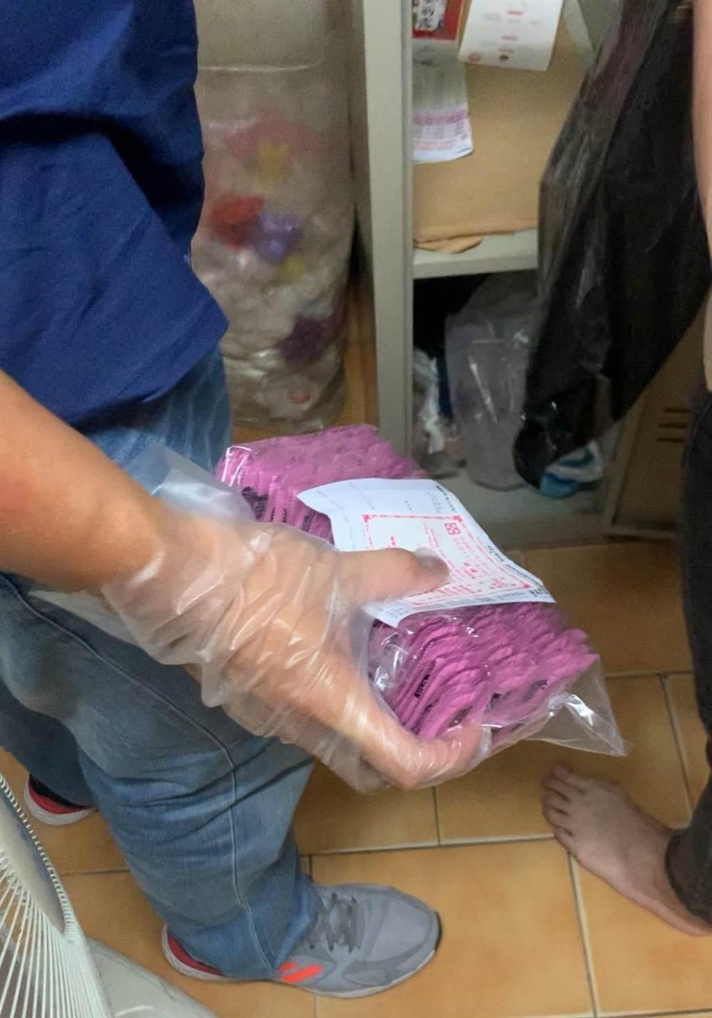 警方在按摩店內查扣未使用的大量保險套。（翻攝畫面）