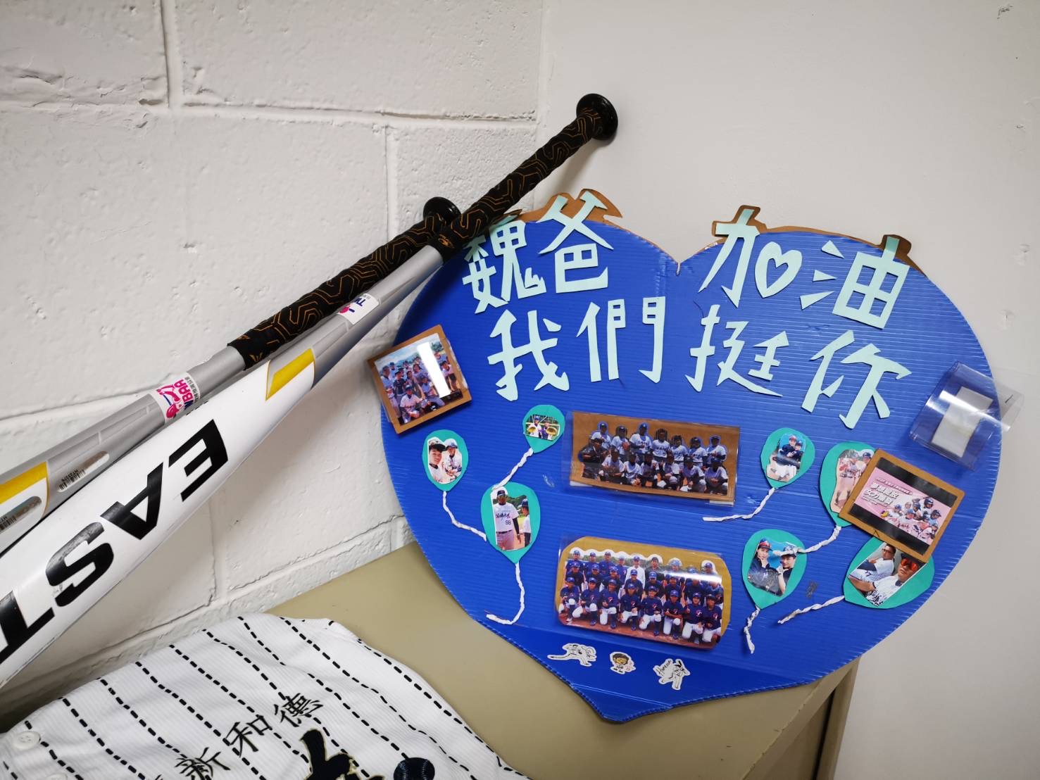 女棒成員在卡片上寫「魏爸加油，我們挺你」表達對魏應充的支持。（頂新和德文教基金會提供）