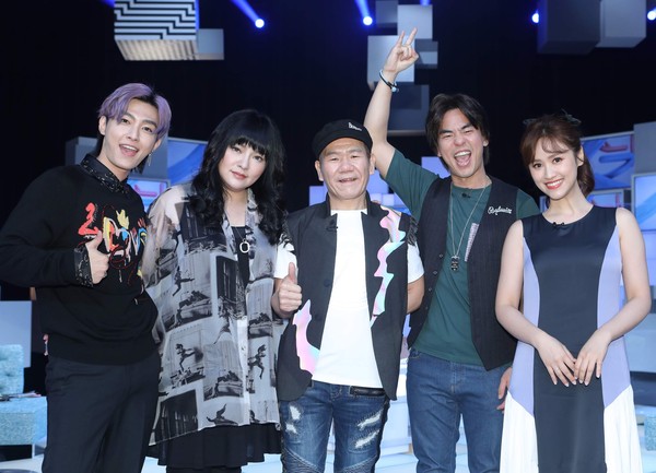 柯有倫（右2）上公視《36題愛上你》，透露和老婆Donna婚前就認識20多年。（公視提供）