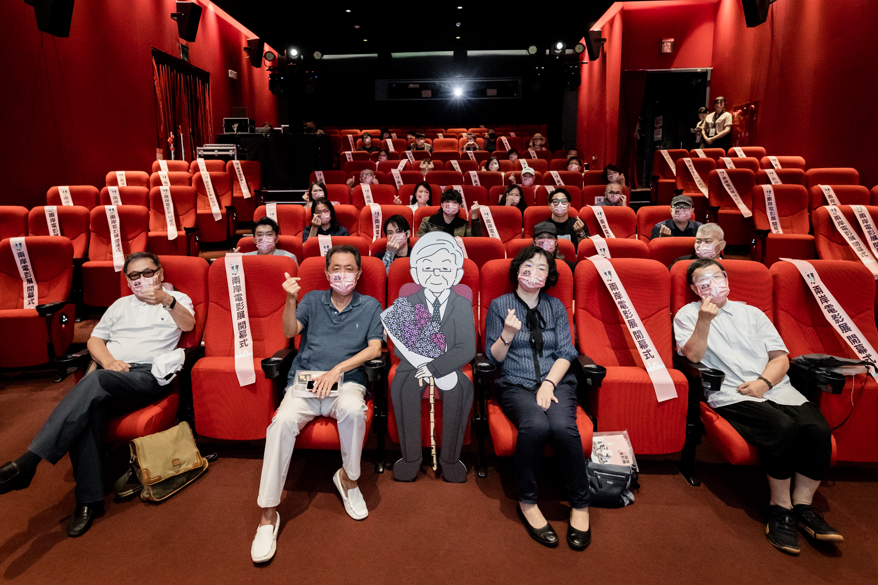 開幕式場內特別為上月剛病逝的創辦人李行導演留位，並放上可愛的Q 版人形立牌，紀念他多年來為兩岸電影交流做出的貢獻。（兩岸電影展提供）