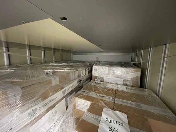 波蘭捐贈的40萬劑AZ疫苗於今(5日)上午6時15分降落桃園機場。(翻攝自波蘭台北辦事處Biuro Polskie w Tajpej臉書)