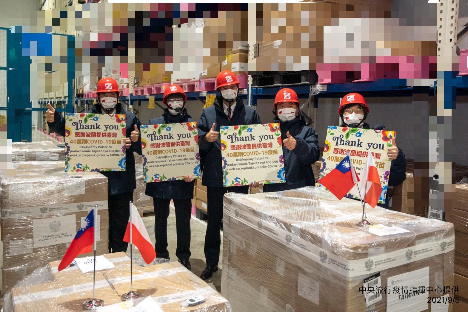 波蘭政府提供40萬劑 AZ COVID-19疫苗已於今日上午抵達台灣,完成通關程序後,運送至指定冷儲物流中心進行後續檢驗封緘作業。 (中央流行疫情指揮中心提供)