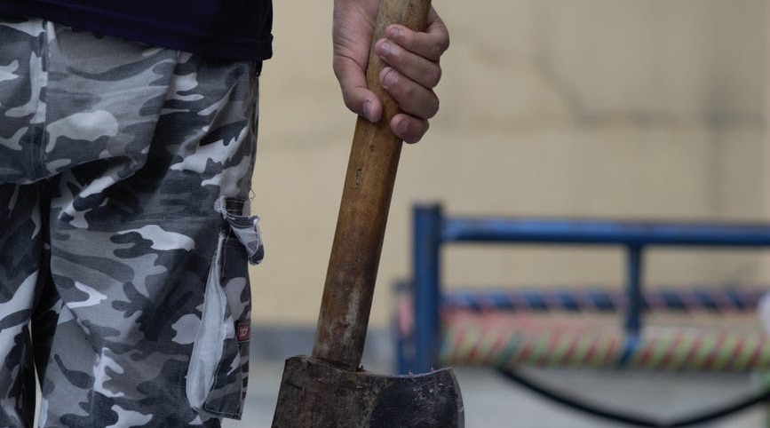 一男子不滿自己生殖器長度輸給朋友，竟抄起斧頭將對方「斷根」。（翻攝自PEXELS）