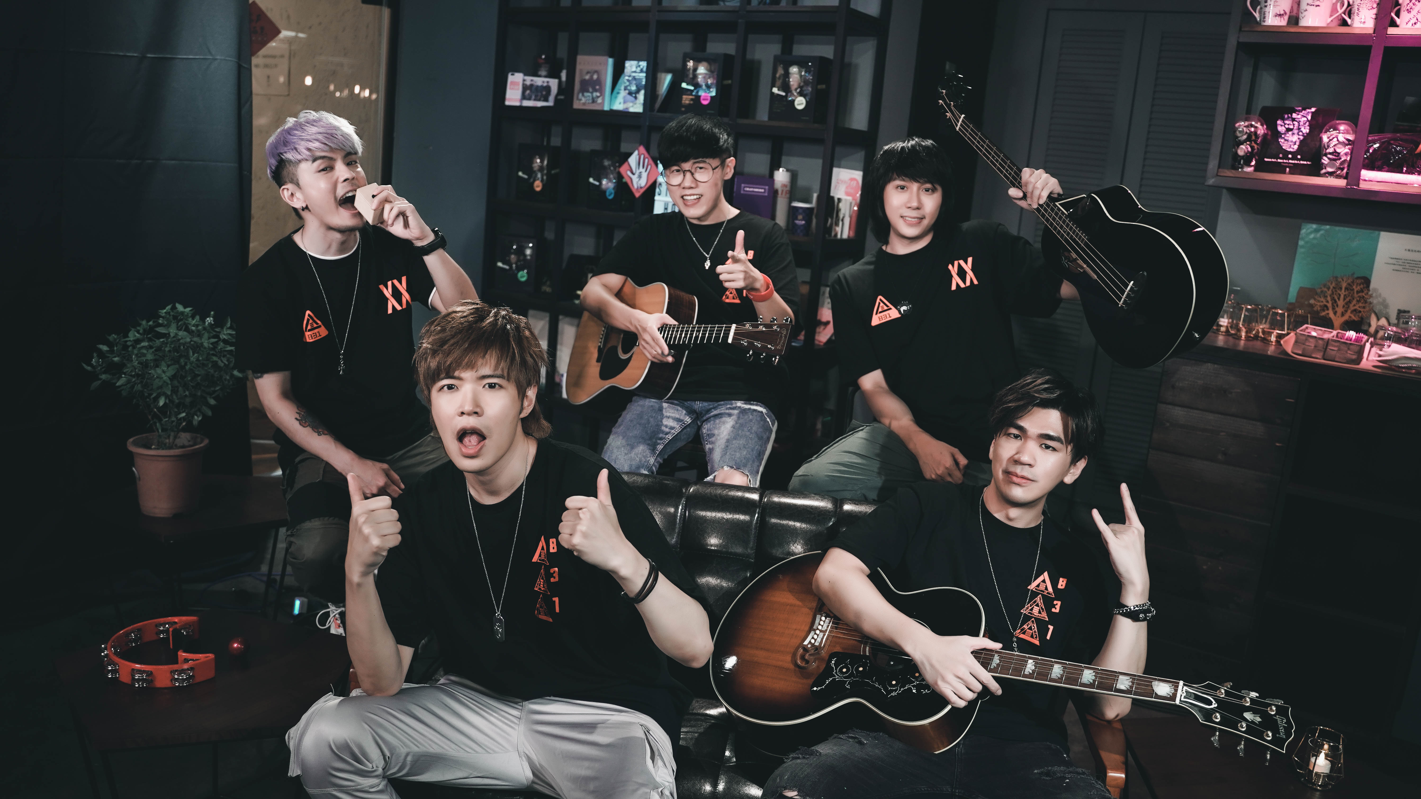 線上生日趴結束後 八三夭加碼安可直播連唱六首大放送。（KKLIVE提供）