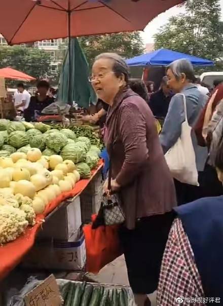 容嬤嬤私刑扎針的畫面是許多人的童年陰影,如今野生容嬤嬤上街買菜,面容慈祥。(翻攝自影視好評君微博)