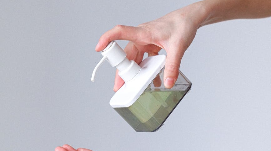 一位男網友在GG上噴酒精,殊不知是個錯誤。(示意圖,PEXELS)