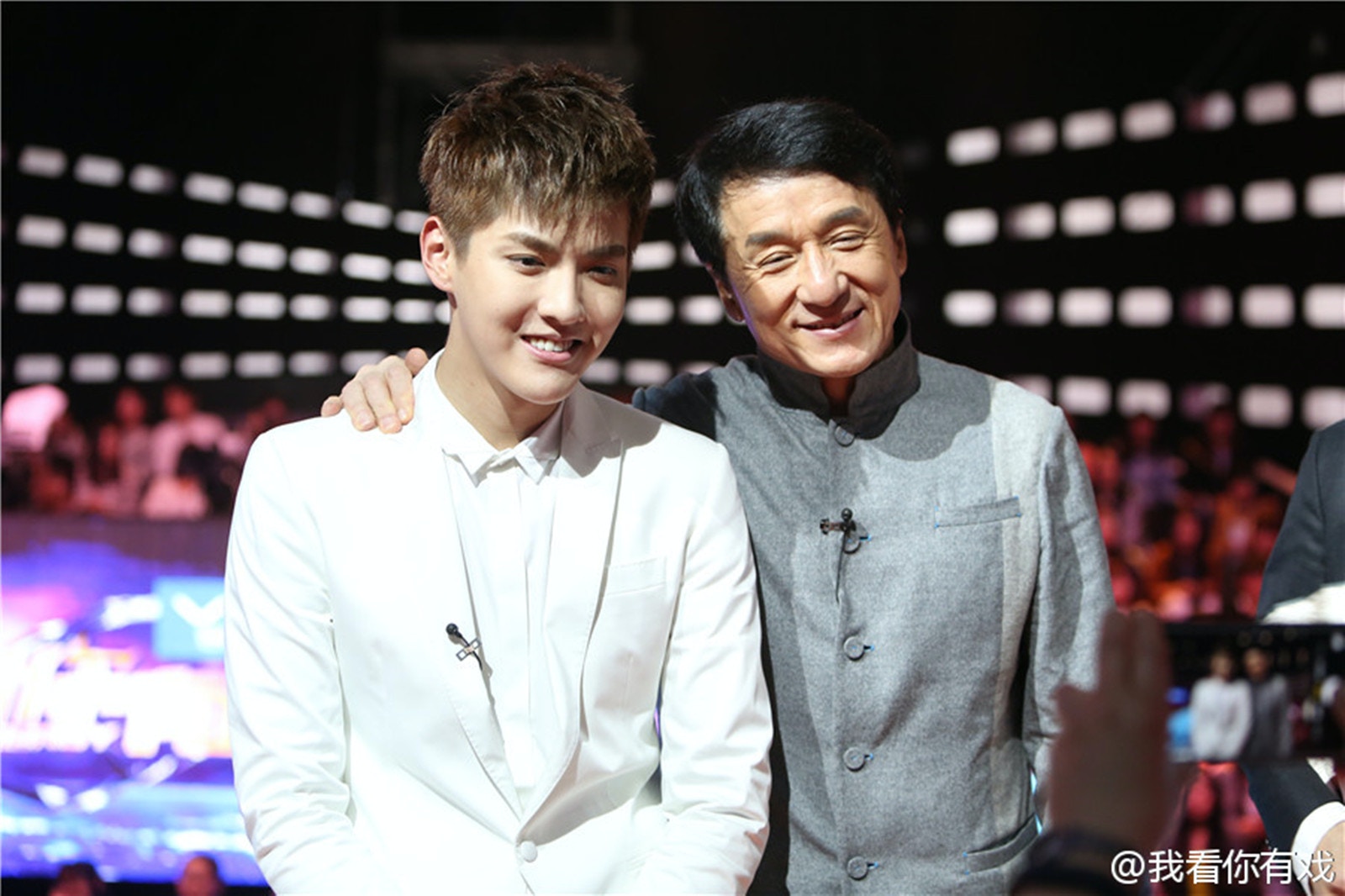 吳亦凡(左)的床照曝光,成龍(右)以「過來人」身分表示「誰都有負面新聞」。(翻攝自我看你有戲微博)