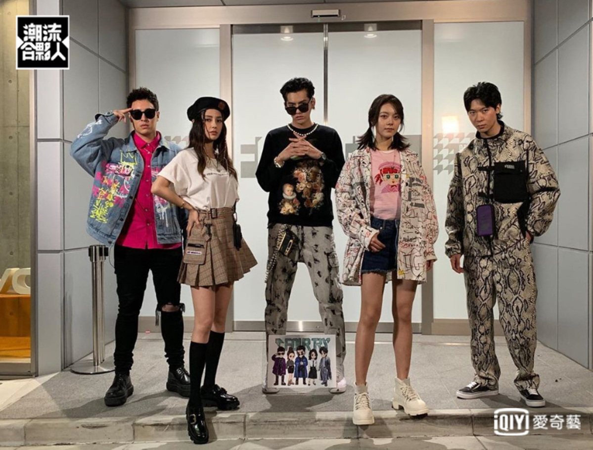 吳亦凡(中)與Angelababy(左2)、趙今麥(右2)合作實境秀《潮流合夥人》。(翻攝自愛奇藝)