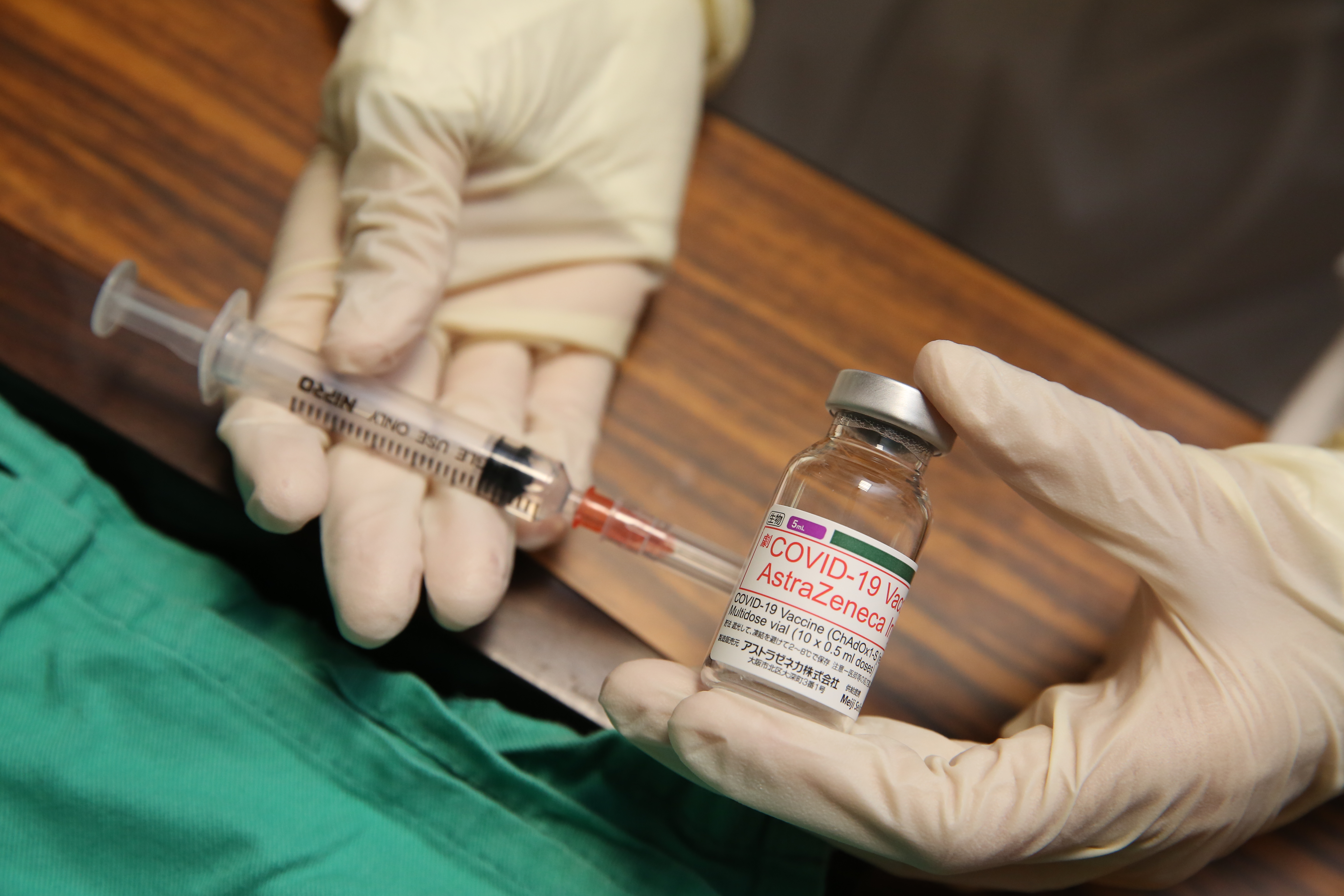 網友在PTT分享打完AZ疫苗後的副作用產生時間點，引起熱議。（示意圖，本刊資料照）