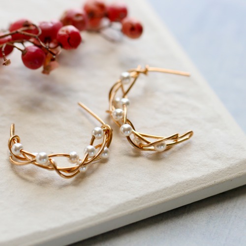 施華洛世奇珍珠纏繞款耳環。NT$1,028，stella-jewelry。（Pinkoi提供）