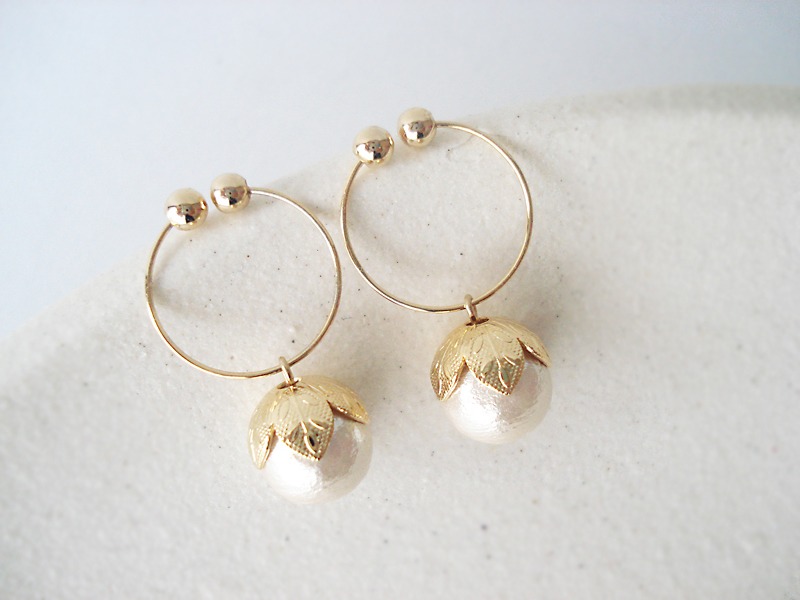 葉頭造型棉花珍珠耳環。NT$329，ETERNA Handmade Accessories。（Pinkoi提供）