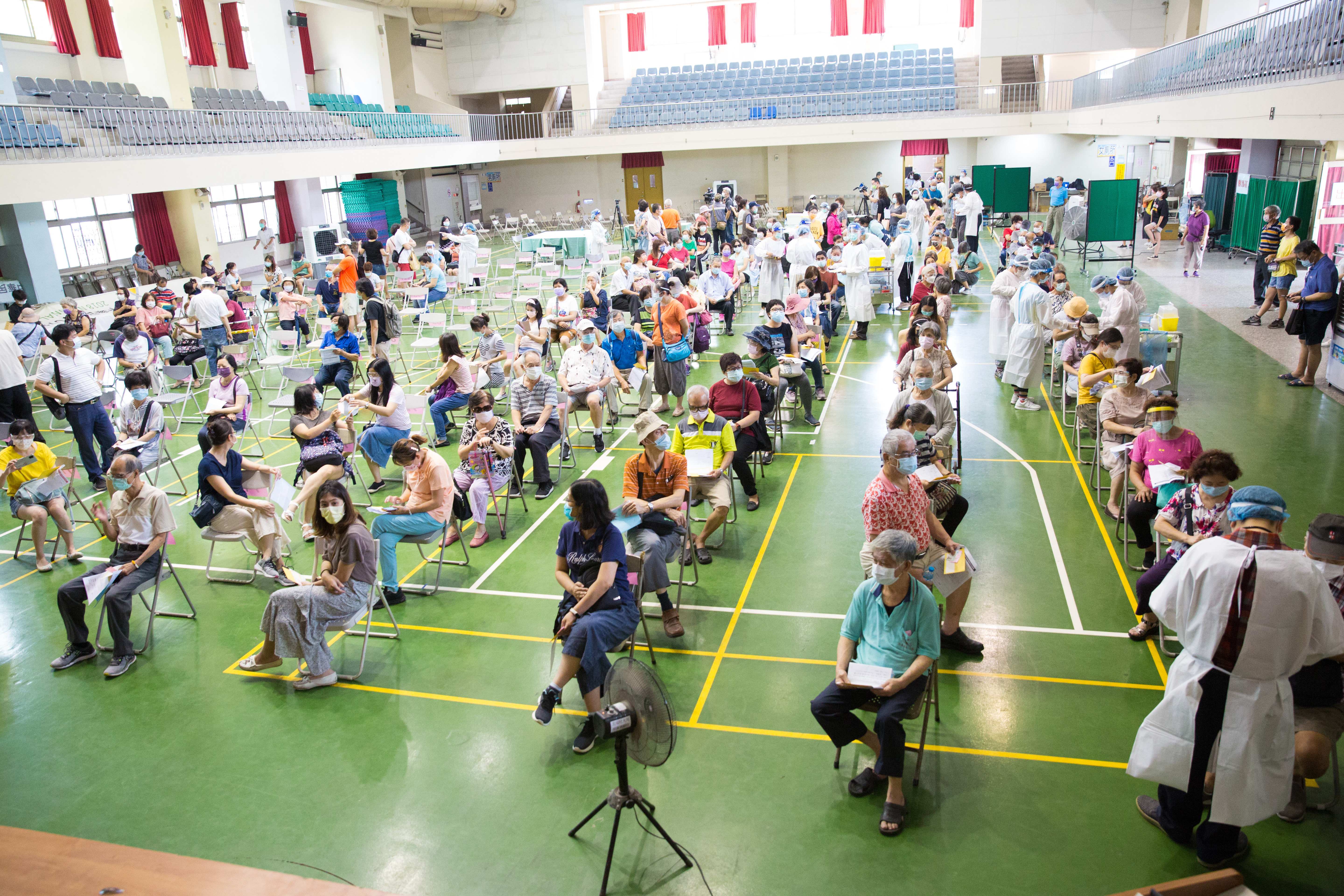 昨到貨80萬劑AZ將由第5、6類人士優先接種第2劑。（資料照）