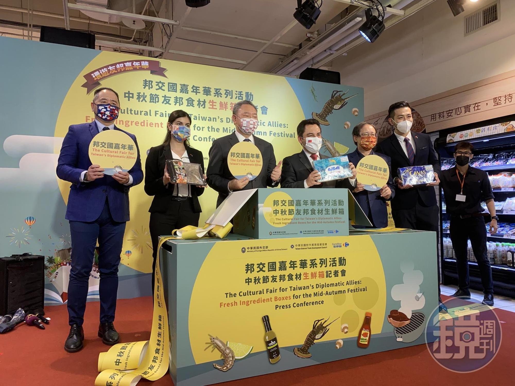 外交部和外貿協會聯手家樂福力推友邦食材，3日在家樂福內湖店找來友邦使節當一日店長。