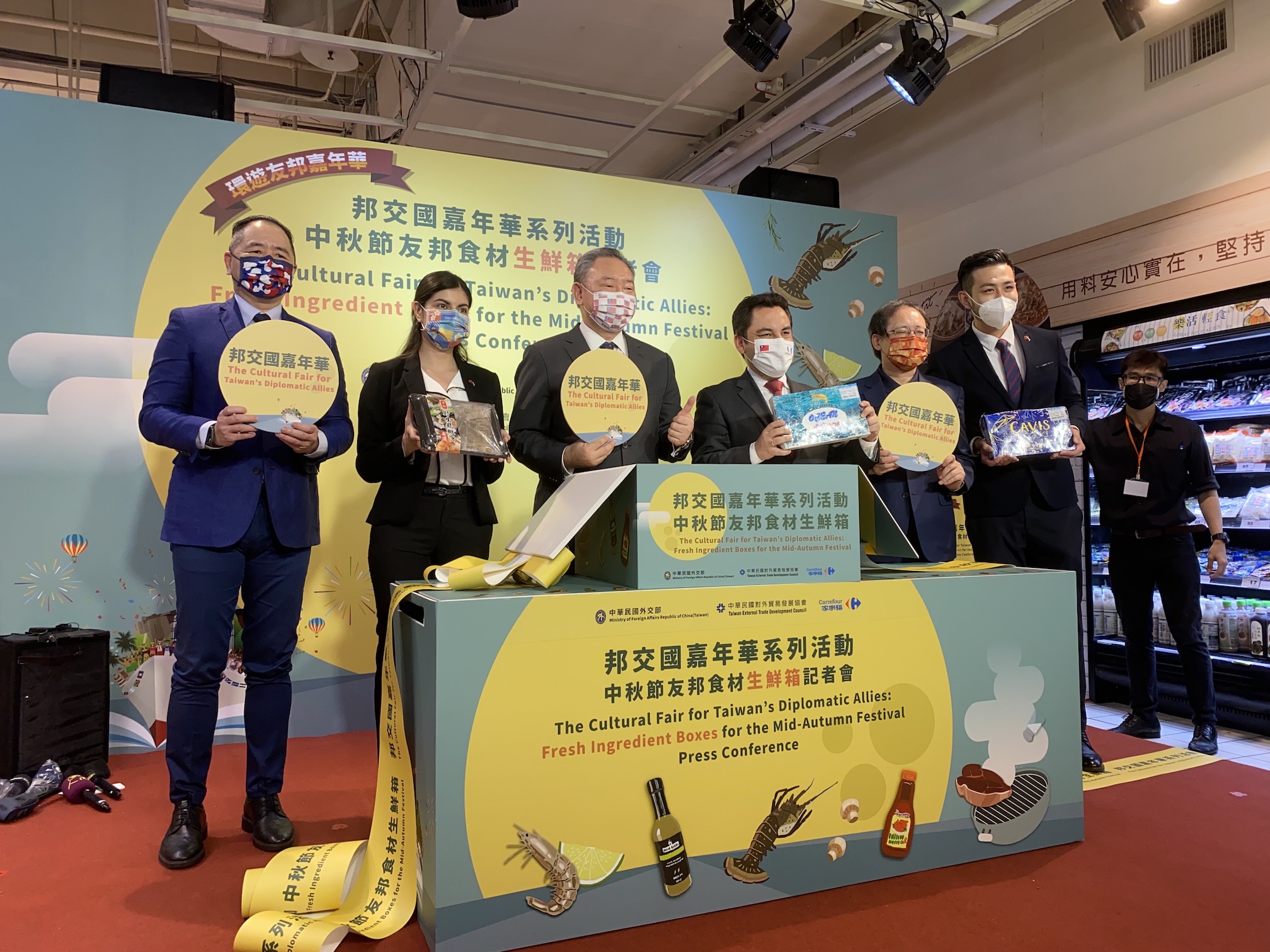 外交部和外貿協會聯手家樂福力推友邦食材，3日在家樂福內湖店找來友邦使節當一日店長。