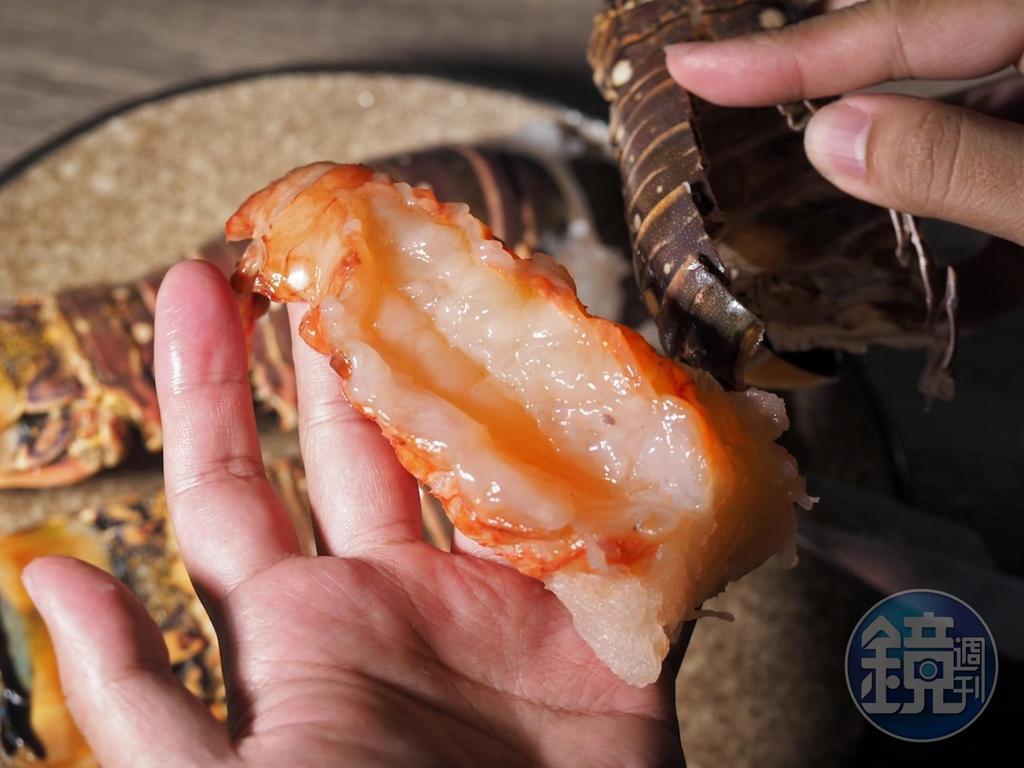 手指伸進殼肉連接處，掏出整塊蝦肉，去除蝦腸並在蝦腹下刀斷筋。