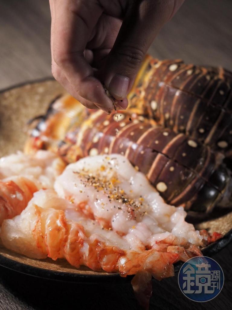 蝦肉撒上胡椒鹽。