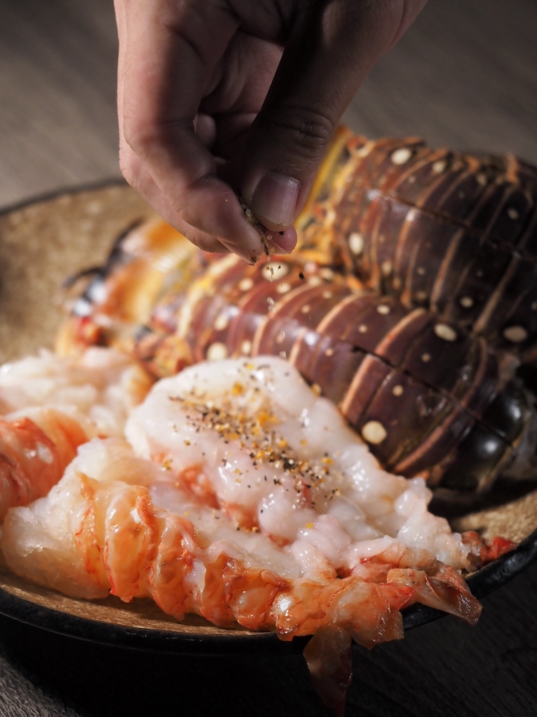 蝦肉撒上胡椒鹽。