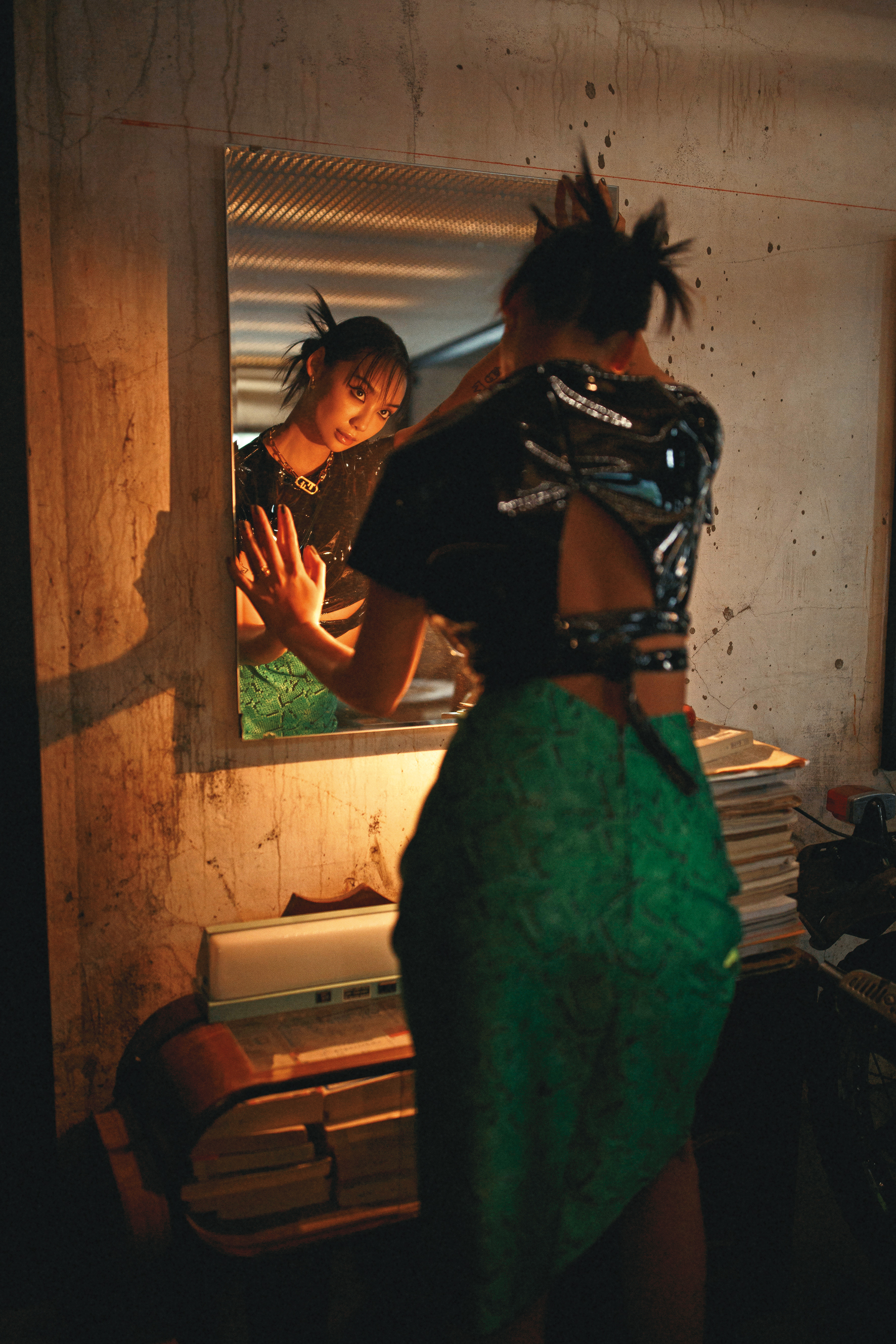 黑色漆皮短版上衣 NT$10,500 by MSGM；綠色蛇紋裙 NT$11,800 by MSGM；螢光黃愛心笑臉不對襯圓環耳環 價格店洽 by apm MONACO；O'Lock系列造型頸鍊 NT$27,800 by FENDI；螢光黃愛心笑臉戒指 價格店洽 by apm MONACO。