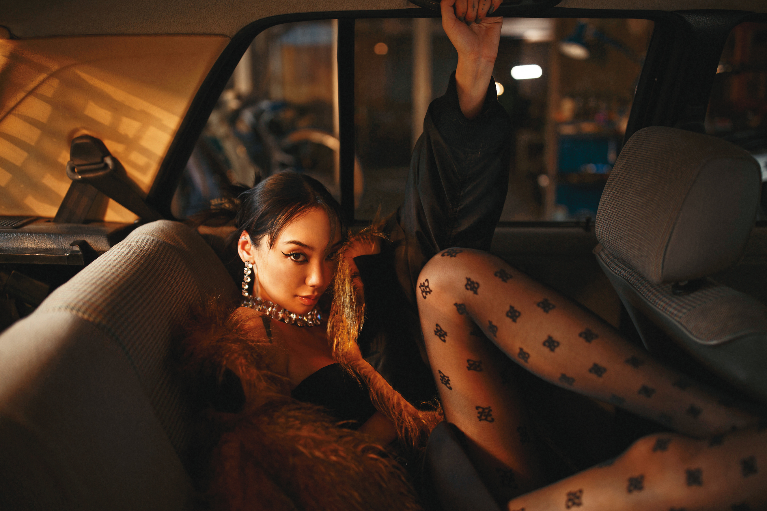 黑色毛毛尼龍大衣 NT$130,000 by PRADA；黑色小可愛 私物；黑色漆皮裙 NT$11,800 by MSGM；Show系列黑色透視絲襪 NT$7,800 by FENDI；Harmonia水滴形耳環 NT$5,490 by SWAROVSKI；Harmonia頸鍊 NT$31,900 by SWAROVSKI。