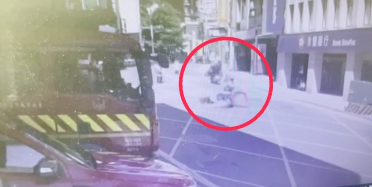 五月天主唱阿信母親穿越馬路時，迎面遭黃姓騎士撞上，二人當場重摔在地。（北投分局提供）