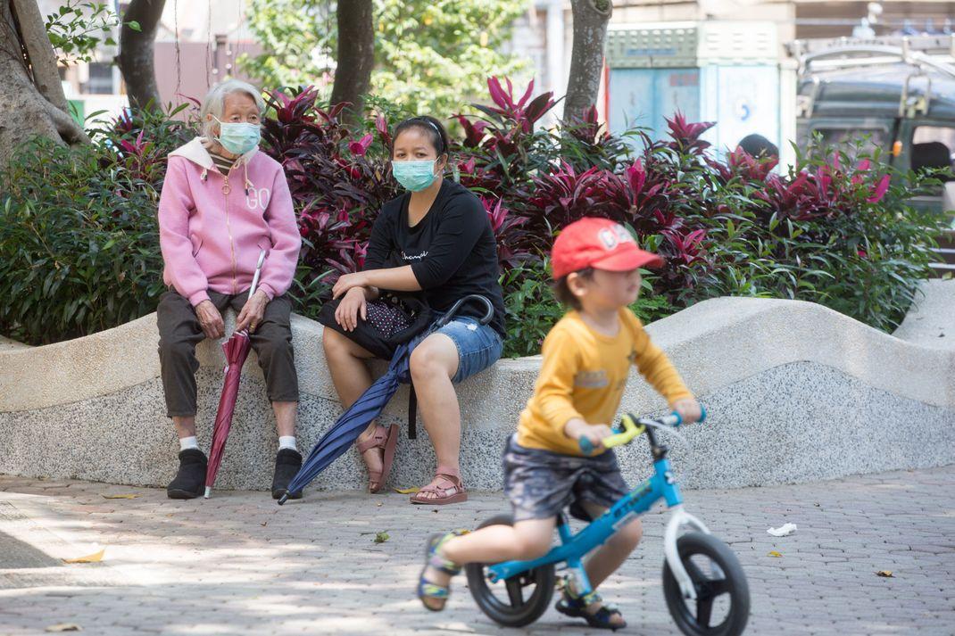 勞保局提醒,勞工若欲在請育嬰假期間保留保險年資,可申請繼續加保。