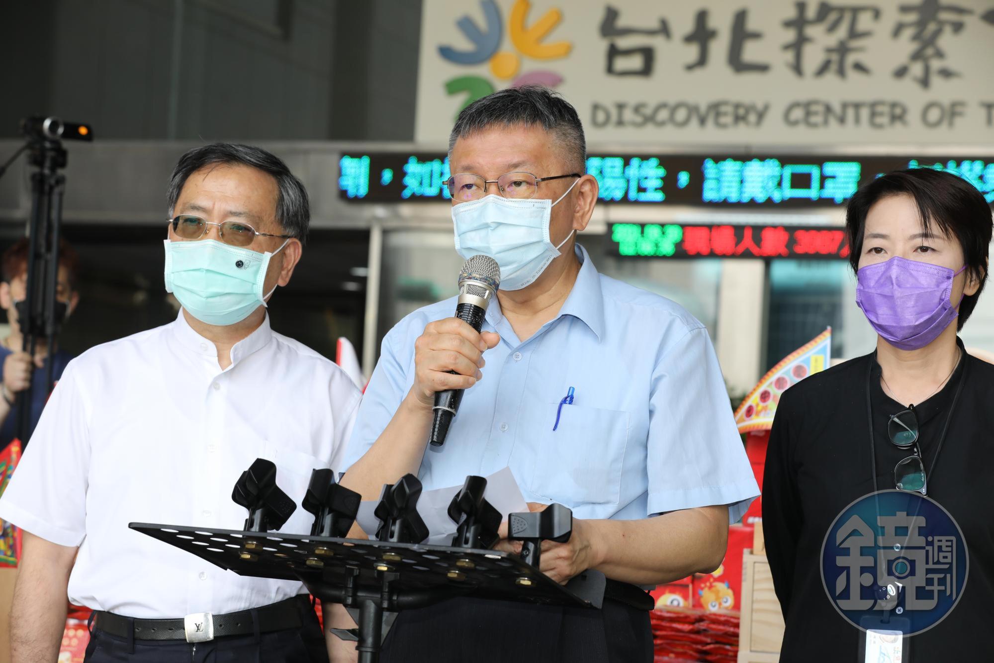台北市長柯文哲(中)近日被爆有意要選高雄市長,不過今北市府和民眾黨都出面駁斥。(本刊資料照)