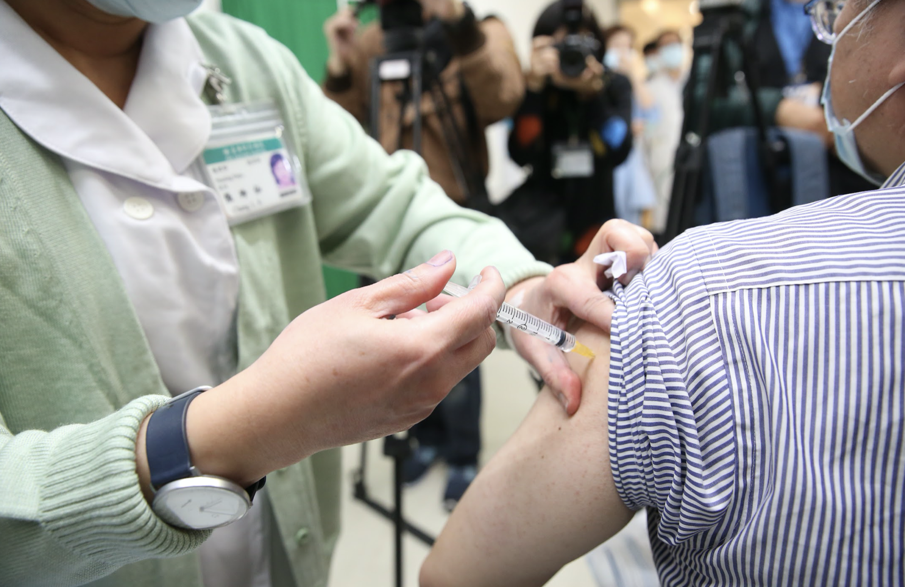 中央流行疫情指揮中心今（6日）公布第八輪接種AZ疫苗，為符合接種第二劑的民眾與7月19日前已意願登記的滿18歲至22歲民眾。（本刊資料照）