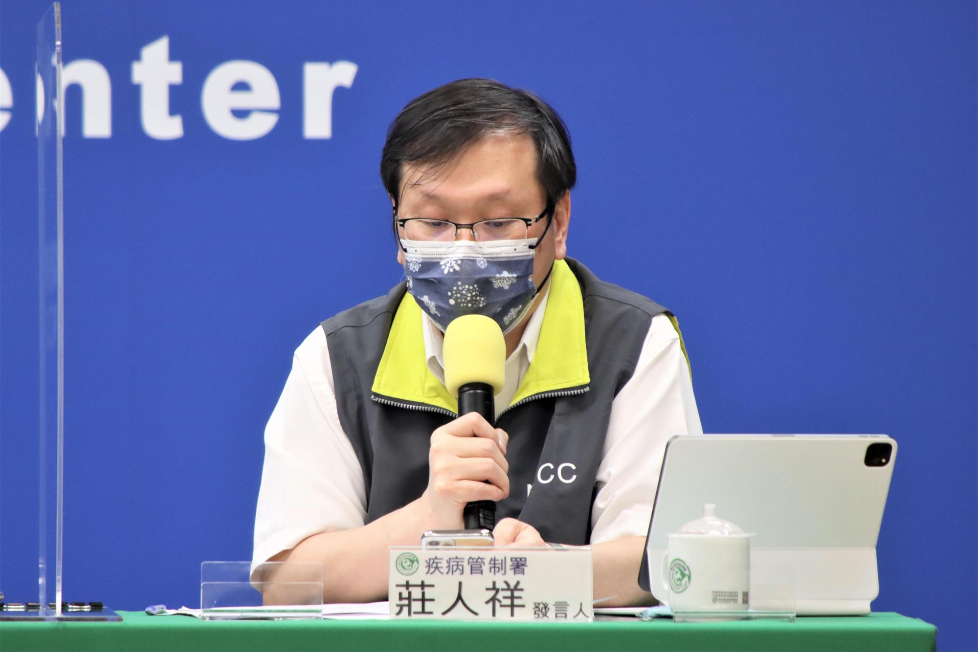 莊人祥說明疫苗接種不良事件通報。（指揮中心提供）