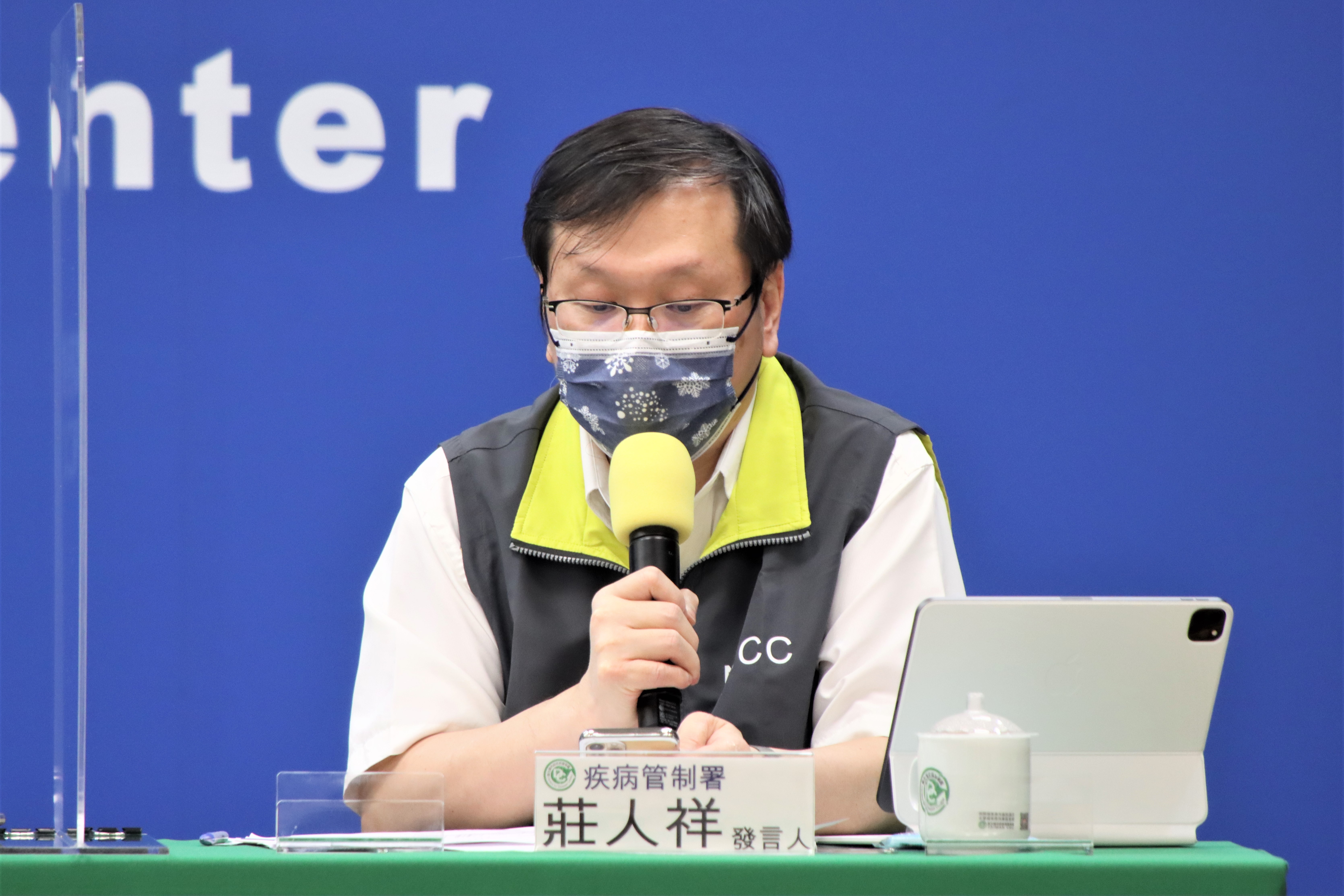 莊人祥說明疫苗接種不良事件通報。(指揮中心提供)