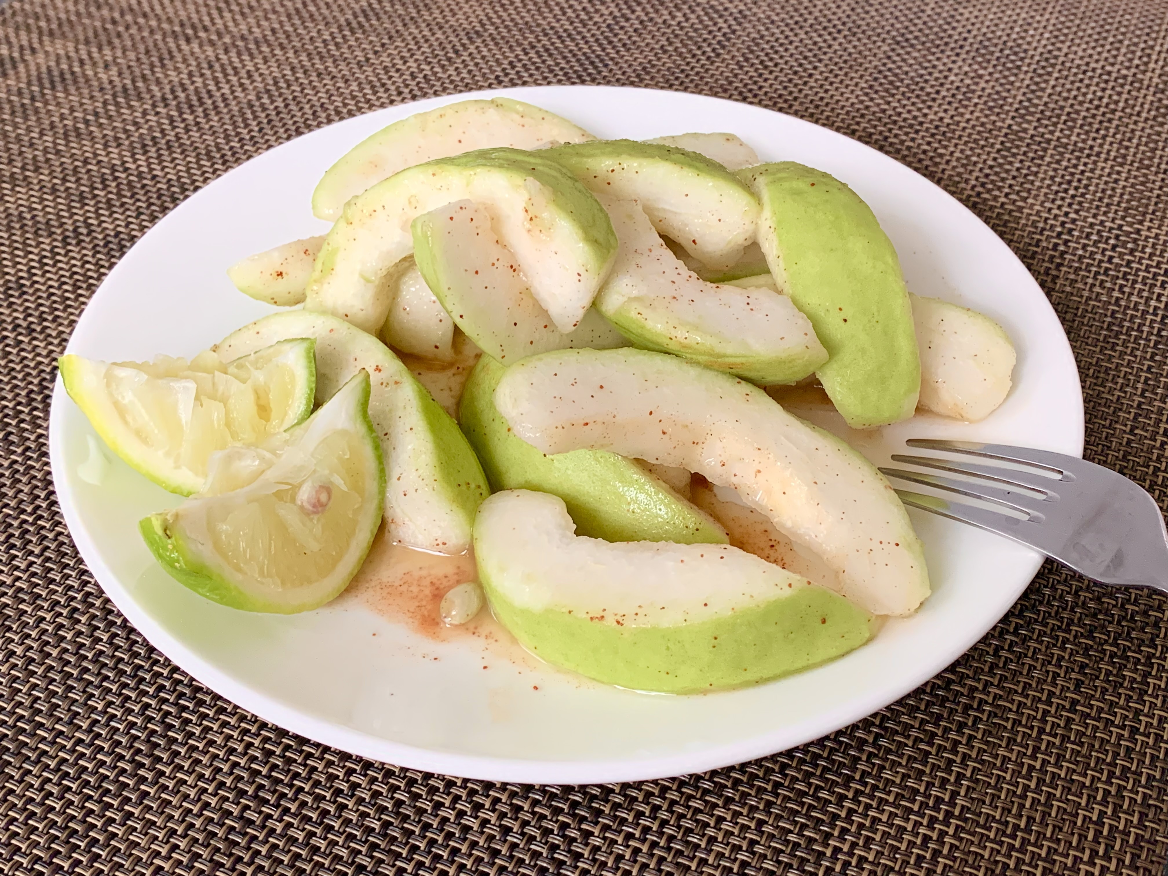 中、南部夜市的芭樂攤，除了有一般的甘草口味，還提供加檸檬汁或是百香果果粒的升級吃法。