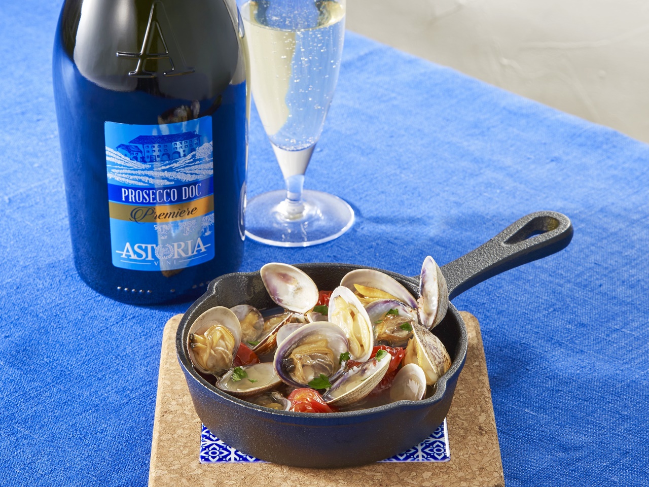 日本食品選貨店「咖樂迪咖啡農場」引進義大利白葡萄氣泡酒，讓客人多一款消暑酒飲的選擇。（咖樂迪咖啡農場提供）