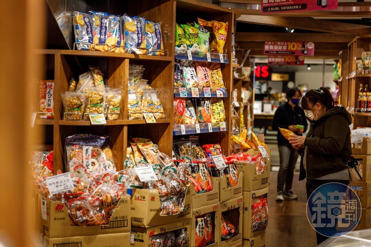 店鋪除了零食五花八門,種類非常豐富,另外也有調味品、咖啡豆可供選購。