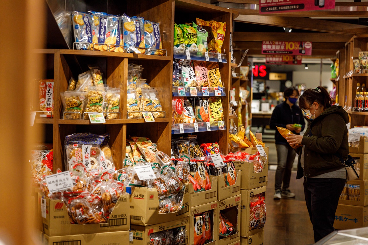 店鋪除了零食五花八門，種類非常豐富，另外也有調味品、咖啡豆可供選購。