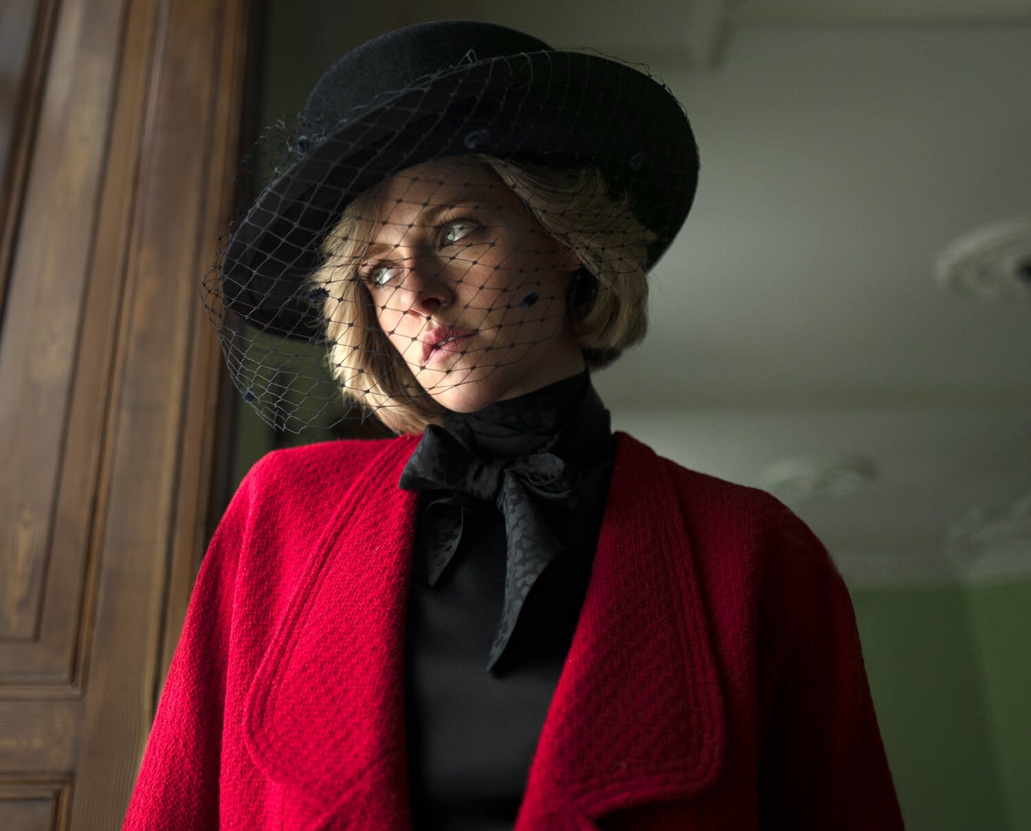 《黛妃》首張劇照流出時，克莉絲汀史都華幾乎神複製黛安娜王妃的神情，驚豔眾人。（車庫）